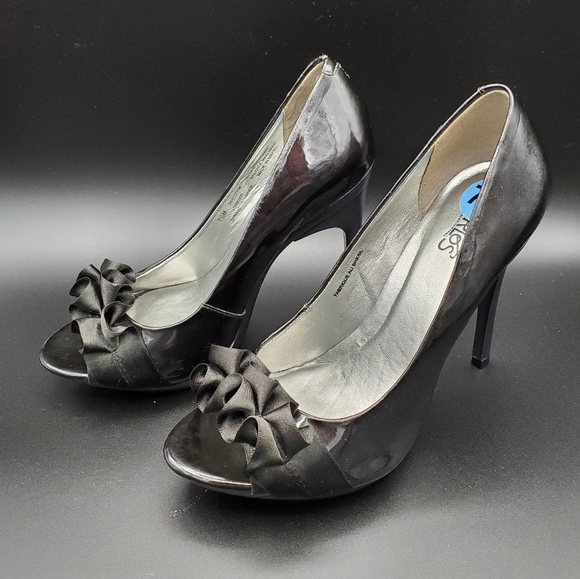 Carlos Santana Black Patent Heels - Picture 2 of 6